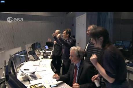 Il team della missione Rosetta riceve il segnale che la separazione e' avvenuta con successo. Crediti: ESA TV