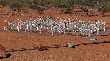 La prima tile del Murchinson Widefield Array (MWA) in Australia. Crediti: INAF