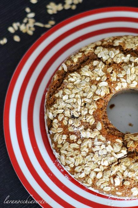 Ciambella integrale all'acqua con gocce di cioccolato e avena [senza uova]