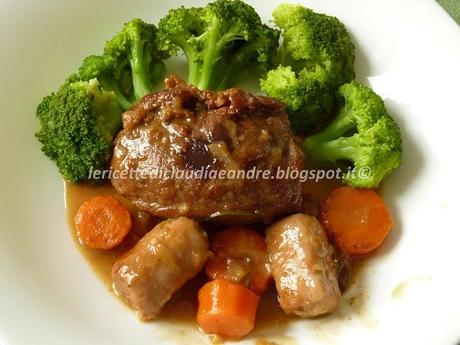 Guancette di maiale con salsiccia e broccoli