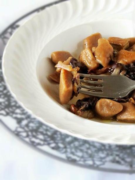 Gnocchi di castagne, con radicchio e porcini