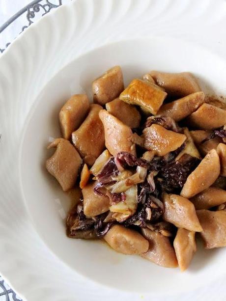 Gnocchi di castagne, con radicchio e porcini