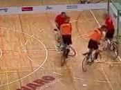 (VIDEO)Calcio bicicletta! Come dare spettacolo sulle ruote..