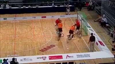 (VIDEO)Calcio a 5 in bicicletta! Come dare spettacolo sulle due ruote..