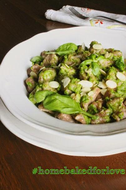 Gnocchi di farina di castagne con pesto di erbe aromatiche