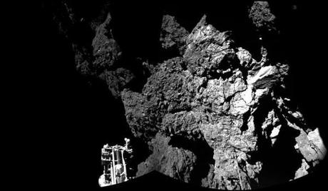 L'immagine dello strumento CIVA a bordo di Rosetta ha fotografato Philae sulla superficie della Cometa 67P/Churyumov-Gerasimenko. Crediti: ESA/Rosetta/Philae/CIVA