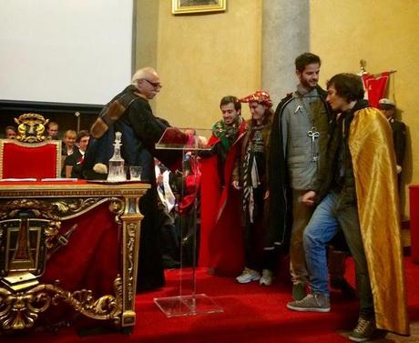 FOTONEWS. PAVIA. Il Rettore premiato dai rappresentanti della goliardia universitaria.