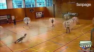 (VIDEO)Bubble Soccer - Calcio a 5 all'interno di una bolla