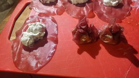 Antipasto dell'ultimo momento..Fagottini di bresaola per una cenetta a due o per ospiti improvvisi