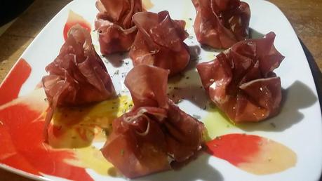 Antipasto dell'ultimo momento..Fagottini di bresaola per una cenetta a due o per ospiti improvvisi