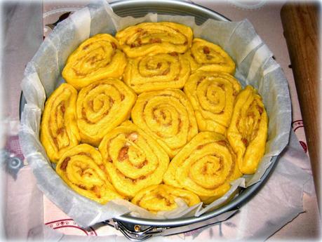 TORTA ALLE ROSE CON AMARETTI E MANDORLE A SCAGLIE