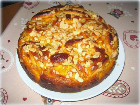 TORTA ALLE ROSE CON AMARETTI E MANDORLE A SCAGLIE