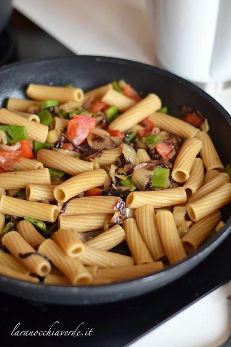 Maccheroni integrali con taccole e radicchio