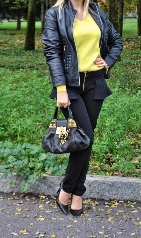 outfit giallo e nero abbinamenti giallo e nero come abbinare il giallo pantaloni neri con peplo sisley maglione giallo con scollo a v benetton giacca di pelle combipel décolleté francesco Biasia borsa braccialini bracciale con catena e monete majique majique london bracelet sweater benetton trousers sisley how to wear ywellow sweater black peplum trousers how to combine yellow and black outfit autunnali outfit novembre 2014 november outfits autumnal outfits fashion blogger italiane fashion blog italiani mariafelicia magno mariafelicia magno fashion blogger colorblock by felym fashion blogger bionde italian fashion bloggers fashion bloggers italy italian girls blonde girls