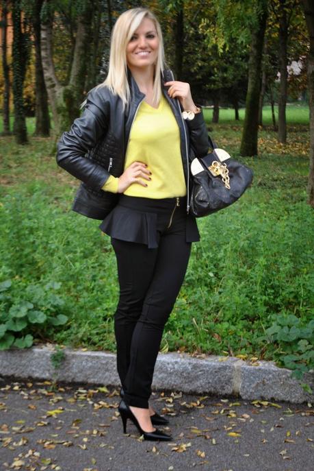 outfit giallo e nero abbinamenti giallo e nero come abbinare il giallo pantaloni neri con peplo sisley maglione giallo con scollo a v benetton giacca di pelle combipel décolleté francesco Biasia borsa braccialini bracciale con catena e monete majique majique london bracelet sweater benetton trousers sisley how to wear ywellow sweater black peplum trousers how to combine yellow and black outfit autunnali outfit novembre 2014 november outfits autumnal outfits fashion blogger italiane fashion blog italiani mariafelicia magno mariafelicia magno fashion blogger colorblock by felym fashion blogger bionde italian fashion bloggers fashion bloggers italy italian girls blonde girls