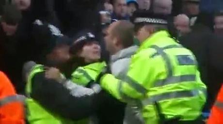 (VIDEO)Fan runs onto pitch (Premier League Norwich - Liverpool 2012) - Pitch invasion