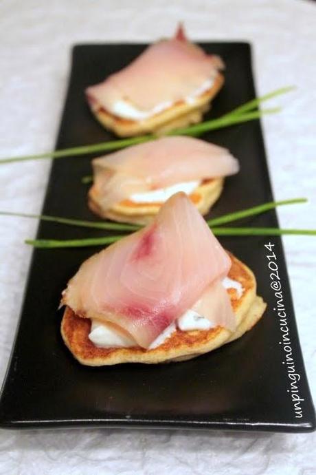 Blinis di patate con crema di yogurt e pesce spada affumicato