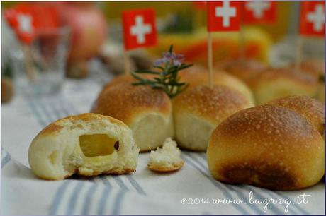 panini al latte ripieni di emmentaler