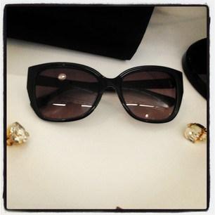 Instagram photo by annagiuliabi - Praticamente un autoscatto #2. #work #office #sunglasses #eyewear #marcjacobs #marcbymarcjacobs #earrings #black #stones