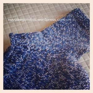 Maglione blu particoalre manica