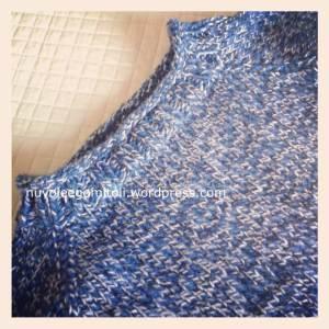 Maglione blu particolare scollo