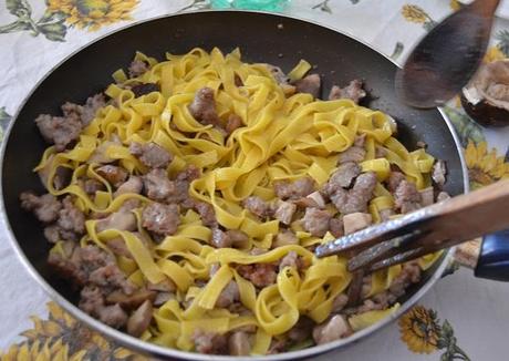 padella di fettuccine funghi e salsiccia