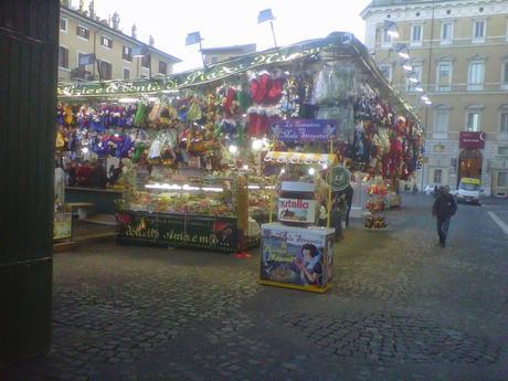 Il mostruoso mercatino di Piazza Navona resta uguale o cambia verso? Tutti i partiti alleati, dal Pd a Forza Italia, a difesa del peggior suk bancarellaro natalizio d'Europa Il mostruoso mercatino di Piazza Navona resta uguale o cambia verso? Tutti i partiti alleati, dal Pd a Forza Italia, a difesa del peggior suk bancarellaro natalizio d'Europa