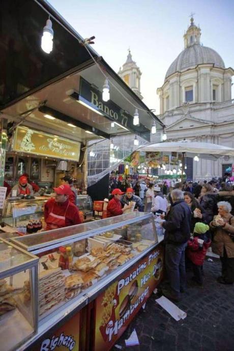 Il mostruoso mercatino di Piazza Navona resta uguale o cambia verso? Tutti i partiti alleati, dal Pd a Forza Italia, a difesa del peggior suk bancarellaro natalizio d'Europa Il mostruoso mercatino di Piazza Navona resta uguale o cambia verso? Tutti i partiti alleati, dal Pd a Forza Italia, a difesa del peggior suk bancarellaro natalizio d'Europa