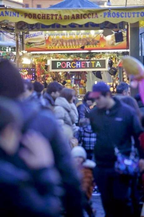 Il mostruoso mercatino di Piazza Navona resta uguale o cambia verso? Tutti i partiti alleati, dal Pd a Forza Italia, a difesa del peggior suk bancarellaro natalizio d'Europa Il mostruoso mercatino di Piazza Navona resta uguale o cambia verso? Tutti i partiti alleati, dal Pd a Forza Italia, a difesa del peggior suk bancarellaro natalizio d'Europa