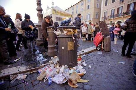 Il mostruoso mercatino di Piazza Navona resta uguale o cambia verso? Tutti i partiti alleati, dal Pd a Forza Italia, a difesa del peggior suk bancarellaro natalizio d'Europa