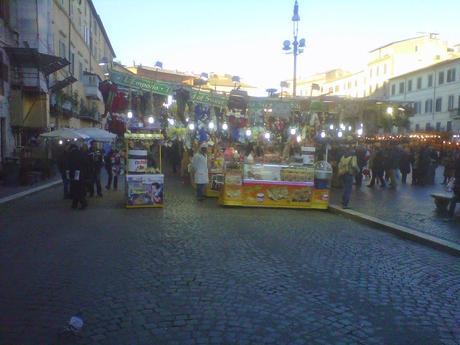 Il mostruoso mercatino di Piazza Navona resta uguale o cambia verso? Tutti i partiti alleati, dal Pd a Forza Italia, a difesa del peggior suk bancarellaro natalizio d'Europa Il mostruoso mercatino di Piazza Navona resta uguale o cambia verso? Tutti i partiti alleati, dal Pd a Forza Italia, a difesa del peggior suk bancarellaro natalizio d'Europa