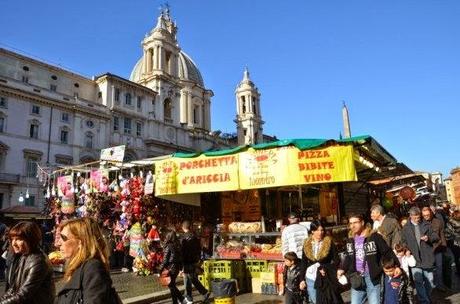 Il mostruoso mercatino di Piazza Navona resta uguale o cambia verso? Tutti i partiti alleati, dal Pd a Forza Italia, a difesa del peggior suk bancarellaro natalizio d'Europa