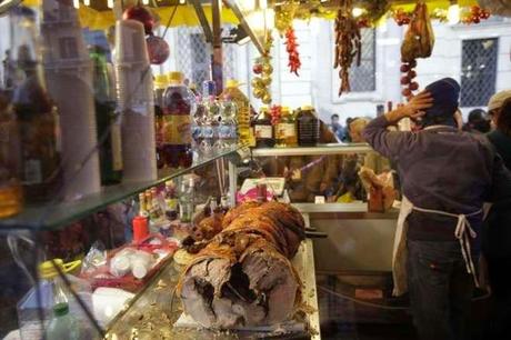 Il mostruoso mercatino di Piazza Navona resta uguale o cambia verso? Tutti i partiti alleati, dal Pd a Forza Italia, a difesa del peggior suk bancarellaro natalizio d'Europa