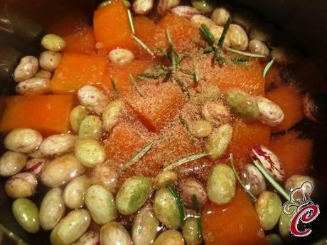 Vellutata di zucca e fagioli con croccante di mandorle e uvetta al cardamomo: una danza armoniosa di dettagli