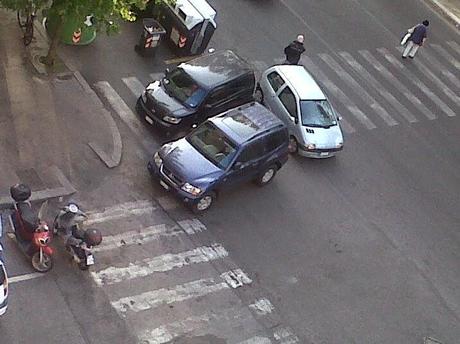 Tante foto scattate in giorni diversi nello stesso angolo della città a fianco del Tribunale. Lo schifo non lascia tregua neppure un giorno