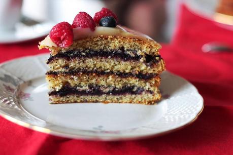 Torta vegan all'arancia e semi di papavero con frutti di bosco