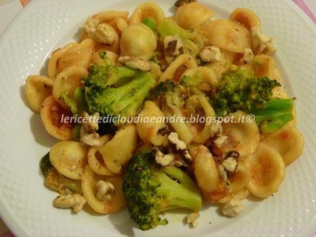 Orecchiette con broccoli pomodori pelati e noci