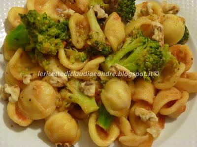 Orecchiette con broccoli pomodori pelati e noci