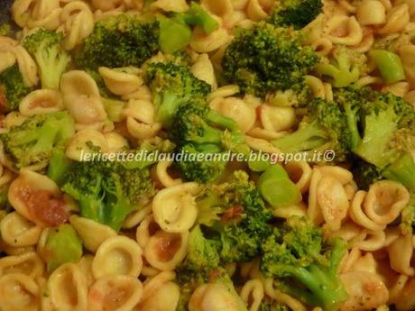 Orecchiette con broccoli pomodori pelati e noci