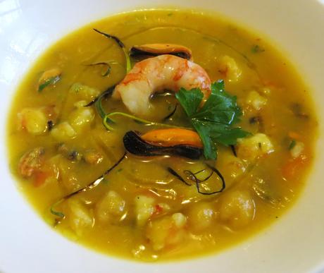 zuppa di zucca, ceci, gamberi e cozze