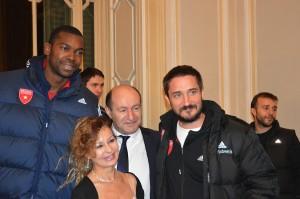 Nella fotografia il dottor Doria, insieme al coach Gianmarco Pozzecco e Michela Niada dell'Ufficio Apogeo di Gallarate