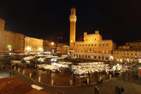 mercato bancarelle in piazza del campo