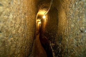 Uno dei cunicoli di Napoli sotterranea dove si nasconde Pulcinella