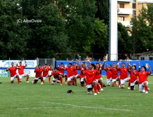 I giovani tongani impegnati nella tradizionale Sipi Tau prima del match contro le Fiji agli IRB JWC 2011 (mia foto)