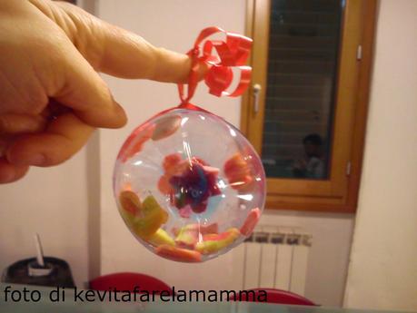 Riciclo creativo: trasformare bottiglie di plastica in palline per l'albero di Natale