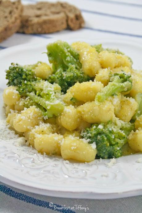 Chicche di patate con pesto e broccoli / Potato gnocchi with pesto and broccoli