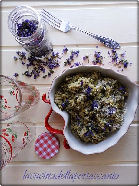 Risotto alle ortiche e fiori di malva / Risotto with Nettles and mauve flowers