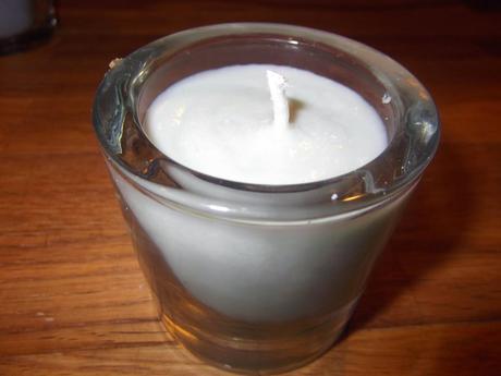 La delicata fiamma delle candele di soia