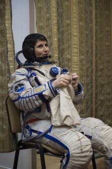 L'astronauta dell'ESA Samantha Cristoforetti indossa la sua tuta pressurizzata Sokol al Centro Gagarin Addestramento Cosmonauti, in Russia durante la preparazione per la sua missione, denonominata Futura, di sei mesi a bordo della Stazione Spaziale Internazionale. Crediti: ESA–S. Corvaja, 2014 