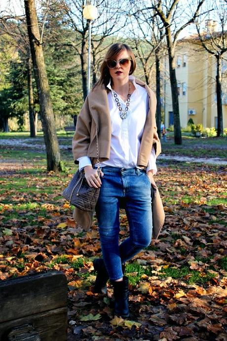 Outfit: cappotto beige, camicia bianca e borsa a secchiello